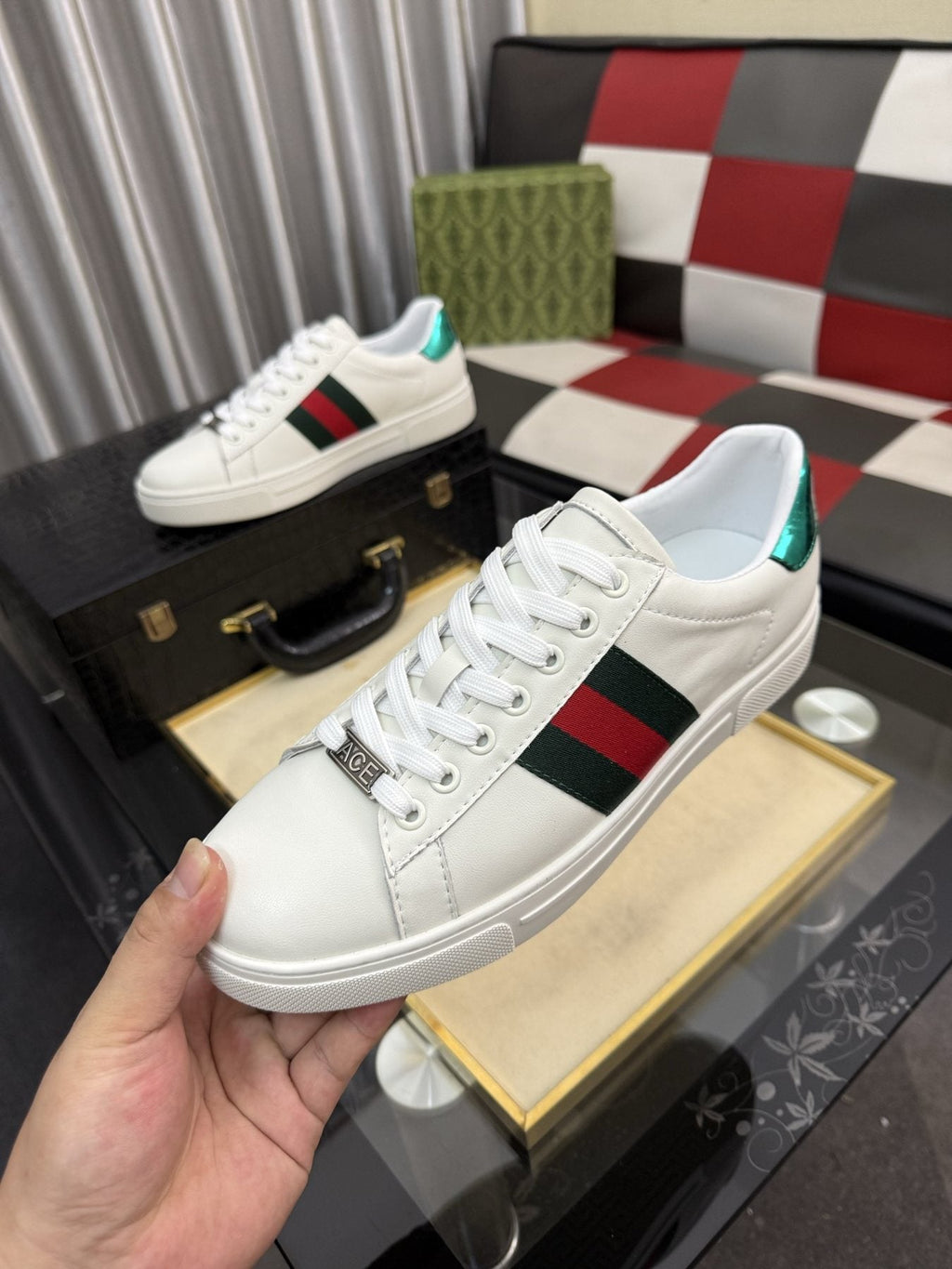 Gucci Stripe Low-Top Sneakers — model