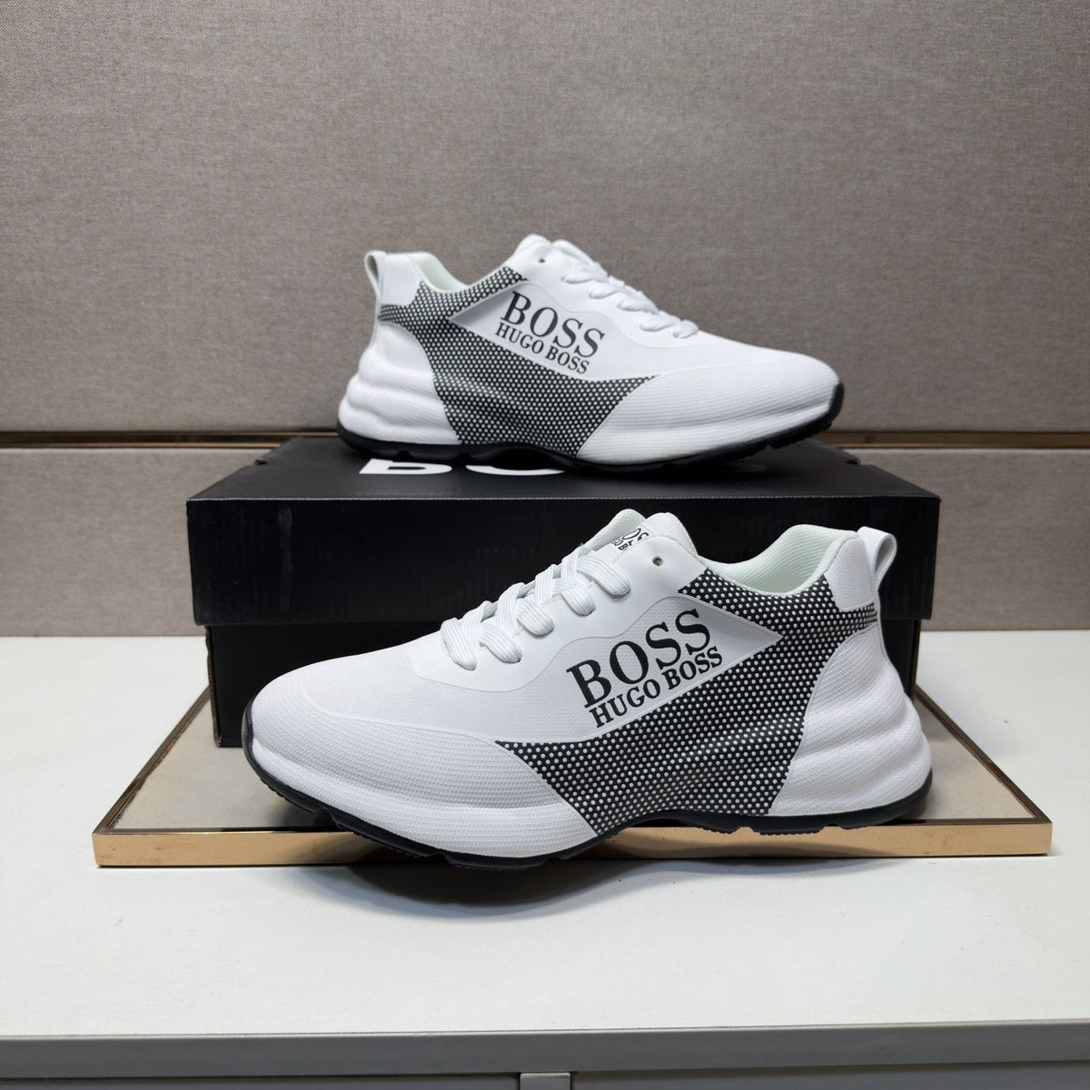 Hugo Boss Mesh-Panel Sneakers — model